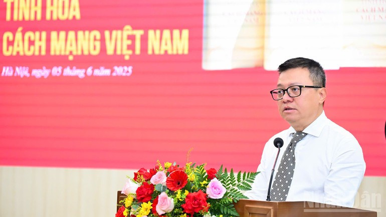 Editor-in-Chief of Nhan Dan Newspaper Le Quoc Minh speaks at the event. tinhhoacm3.jpg
