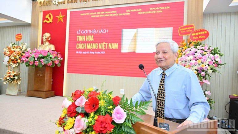Veteran journalist Ha Dang shares his thoughts at the event. tinhhoacm4.jpg