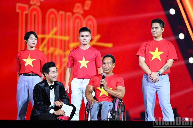 Renowned Vietnamese athletes, including footballer Quang Hai, swimmer Anh Vien, and paralympic weightlifter Le Van Cong, take to the the stage for an exchange. 15.jpg
