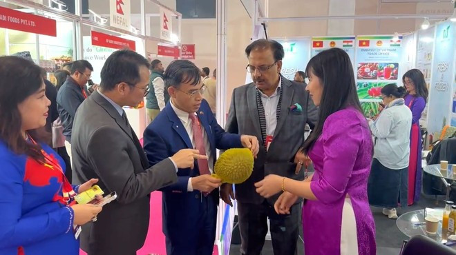 Nghiep Xuan Company introduces fresh durian at the fair. (Photo: VNA)
