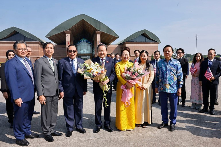 President of the Malaysian Senate Dato' Awang Bemee Awang Ali Basah bids farewell to NA Chairman Tran Thanh Man and his spouse. na7.jpg
