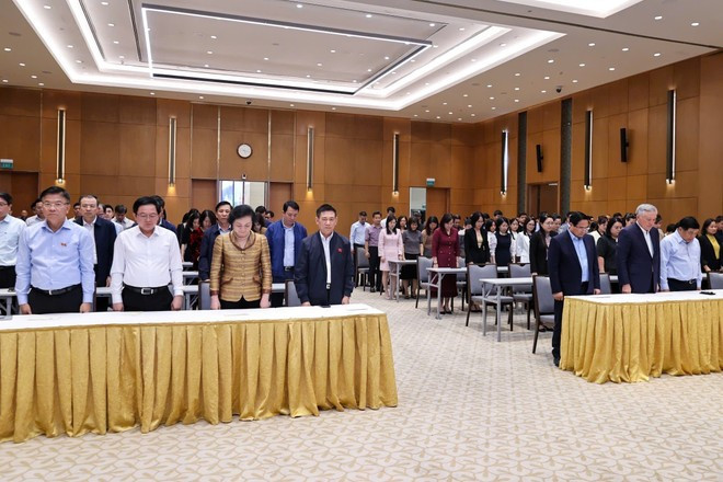 PM Pham Minh Chinh, joined by Government officials, the Cabinet’s Party Committee, advisory units and staff from the Government Office, observe a minute’s silence for victims (Photo: VNA)