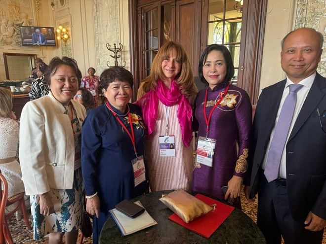 Vice Chairwoman of the National Assembly Nguyen Thi Thanh (second from right) and APF First Vice President and President of the National Assembly of Québec (Canada) Nathalie Roy (middle) (Photo: VNA) Vice Chairwoman of the National Assembly Nguyen Thi Thanh (second from right) and APF First Vice President and President of the National Assembly of Québec (Canada) Nathalie Roy (middle) (Photo: VNA)