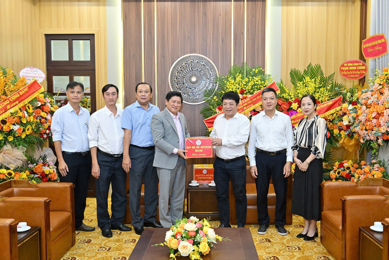 The delegation from Ca Mau Province, led by Le Van Su, Vice Chairman of the Ca Mau Provincial People’s Committee, offers congratulations to the editorial board, reporters, and editors on the occasion of the 100th anniversary of Viet Nam Revolutionary Press.
