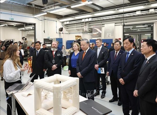 General Secretary of the Communist Party of Viet Nam (CPV) Central Committee To Lam visits the Aalto University prototyping laboratory on October 22 (Photo: VNA) General Secretary of the Communist Party of Viet Nam (CPV) Central Committee To Lam visits the Aalto University prototyping laboratory on October 22 (Photo: VNA)