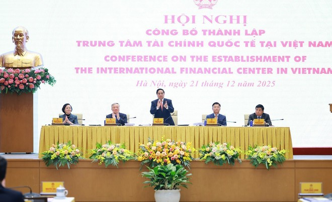 PM Pham Minh Chinh and Deputy PMs chair the conference in Ha Noi on December 21. (Photo: VNA)