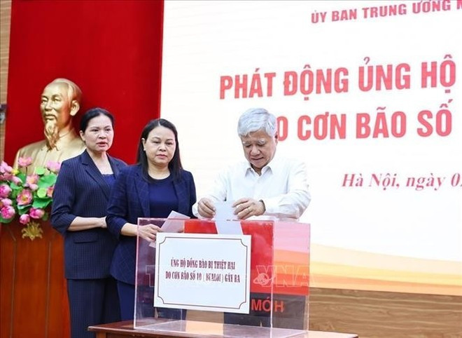 Represesentatives from units, businesses, organisations offer donations (Photo: VNA) Represesentatives from units, businesses, organisations offer donations (Photo: VNA)