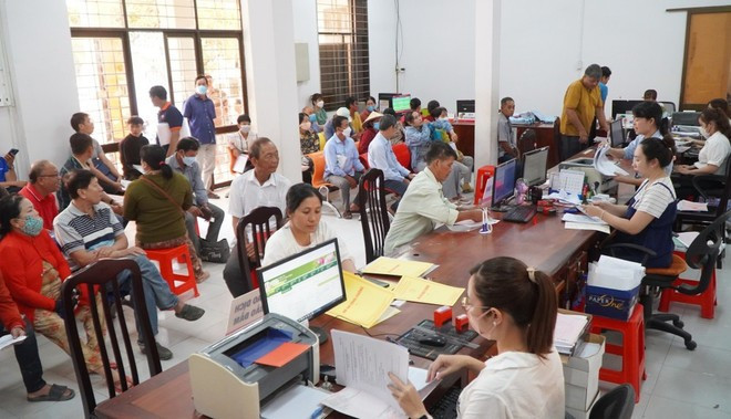 Residents carry out administrative procedures at the newly established My Tho Commune Public Administrative Service Centre in Dong Thap province. (Photo: VNA) Residents carry out administrative procedures at the newly established My Tho Commune Public Administrative Service Centre in Dong Thap province. (Photo: VNA)