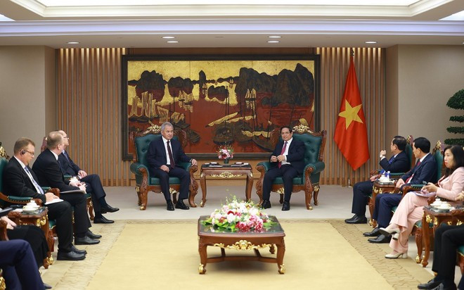 Prime Minister Pham Minh Chinh hosts a reception for Secretary of the Security Council of the Russian Federation Sergey Shoigu on December 9. (Photo: VNA)