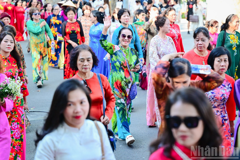 Many people join the event freely with their own costumes, marching at the rear of the parade.