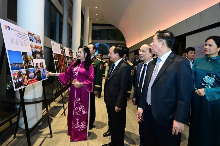The organising committee selected 150 outstanding works for display at the exhibition. The organising committee selected 150 outstanding works for display at the exhibition.