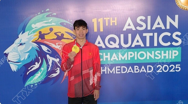 Huy Hoang with his gold medal for men’s 1,500m freestyle event at the Asian Championships. (Photo: VNA) Huy Hoang with his gold medal for men’s 1,500m freestyle event at the Asian Championships. (Photo: VNA)