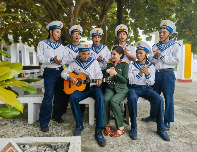 Soldiers practice cultural performance.
