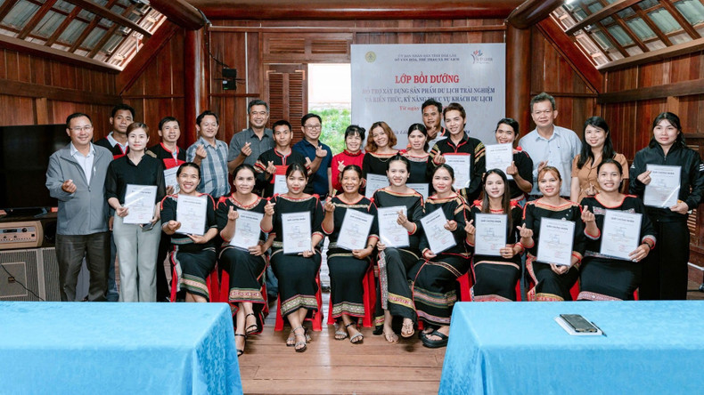 Dak Lak Provincial Department of Culture, Sports and Tourism has organised training courses on experience-based tourism product development and hospitality skills for local residents in Ako Dhong Village, Buon Ma Thuot Ward.