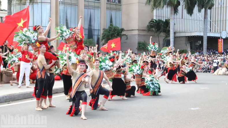 With 49 ethnic groups residing in the province, Dak Lak boasts a rich and diverse mosaic of traditional cultures.