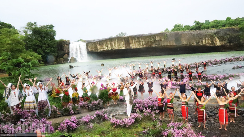 Ecotourism destinations include scenic sites such as Dray Nur Waterfall.