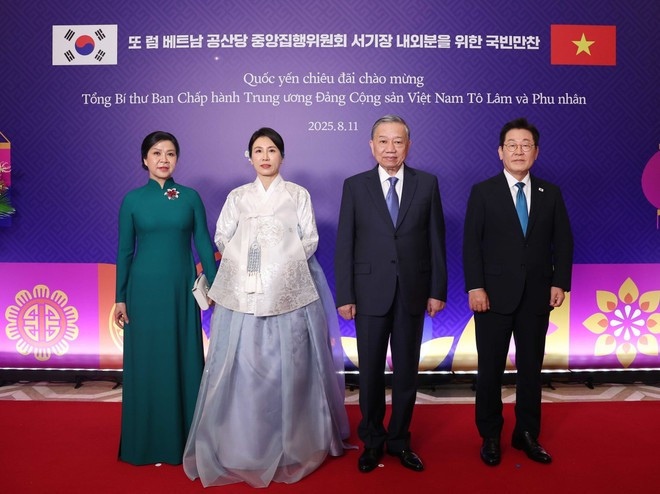 President of the Republic of Korea (RoK) Lee Jae Myung and his spouse hosts a state dinner for Party General Secretary To Lam (second from right) and his spouse Ngo Phuong Ly (first from left) on August 11. (Photo: VNA) President of the Republic of Korea (RoK) Lee Jae Myung and his spouse hosts a state dinner for Party General Secretary To Lam (second from right) and his spouse Ngo Phuong Ly (first from left) on August 11. (Photo: VNA)