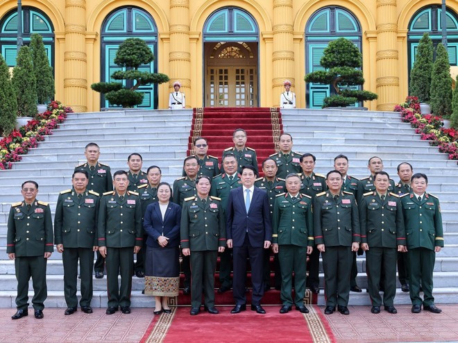 State President Luong Cuong (centre) and representatives from the General Department of Politics of the Lao People’s Army (Photo: VNA) State President Luong Cuong (centre) and representatives from the General Department of Politics of the Lao People’s Army (Photo: VNA)