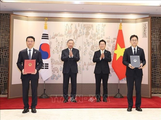 At the exchange of an MoU on sci-tech cooperation (Photo: VNA)