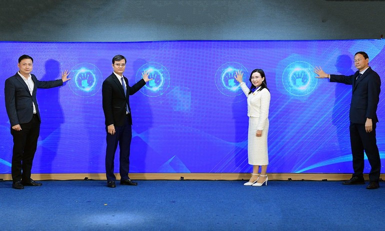 Representatives of the leadership of the Ho Chi Minh Communist Youth Union Central Committee and related units perform the launching ceremony for the Poster Design Contest for the 13th National Youth Congress.