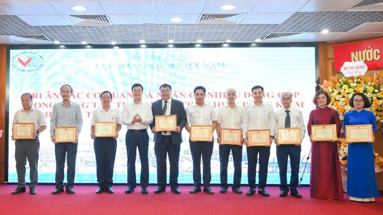 The Director also presents certificates of merit to leaders of departments and functional divisions within the Viet Nam Register. (Photo: THE DAI)