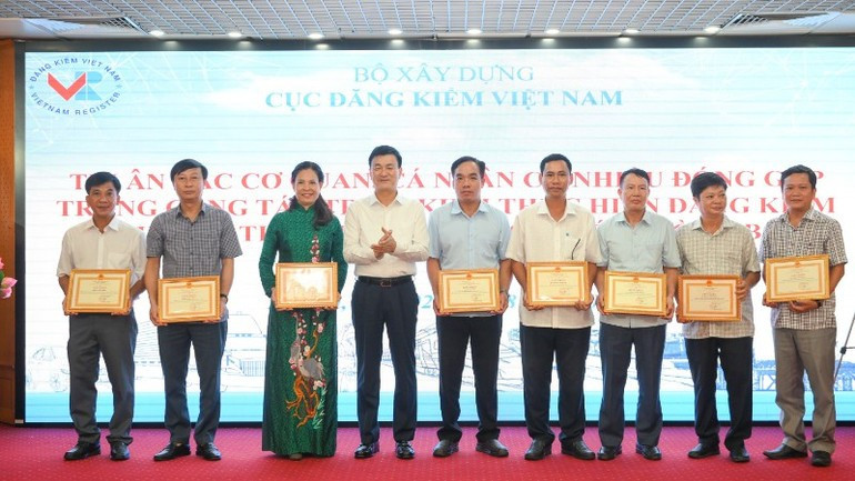 The Viet Nam Register’s leaders award certificates of merit to vehicle registration centres in various localities for their significant contributions to the sector. (Photo: THE DAI)