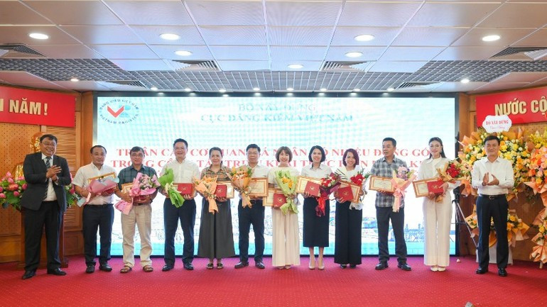 Viet Nam Register’s leaders award certificates of merit to vehicle registration centres in various localities for their significant contributions to the sector. (Photo: THE DAI)
