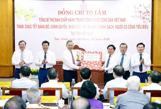 Party General Secretary To Lam presents gift to the Tay Ninh Party organisation on February 9. (Photo: VNA)