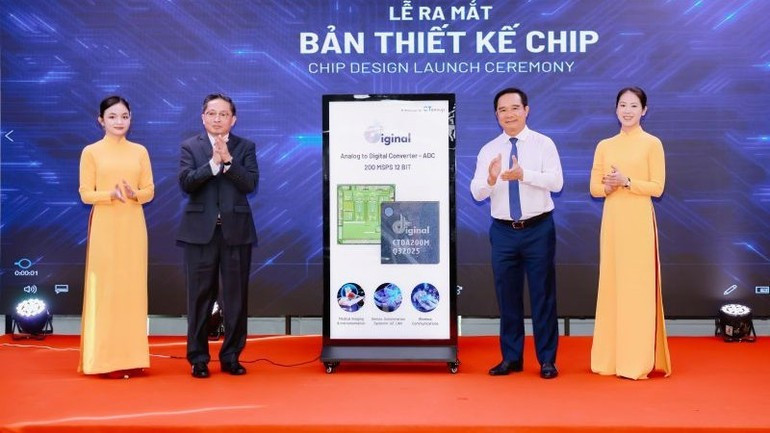 Chairman of the Ho Chi Minh City People’s Committee Nguyen Van Duoc and CT Group’s Chairman Tran Kim Chung conduct the launch ceremony of the ADC chip design on June 29. Chairman of the Ho Chi Minh City People’s Committee Nguyen Van Duoc and CT Group’s Chairman Tran Kim Chung conduct the launch ceremony of the ADC chip design on June 29.