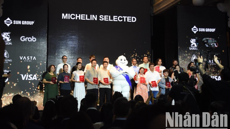 Representatives from restaurants and chefs receive awards from the MICHELIN Guide. (Photo: ANH DAO) Representatives from restaurants and chefs receive awards from the MICHELIN Guide. (Photo: ANH DAO)