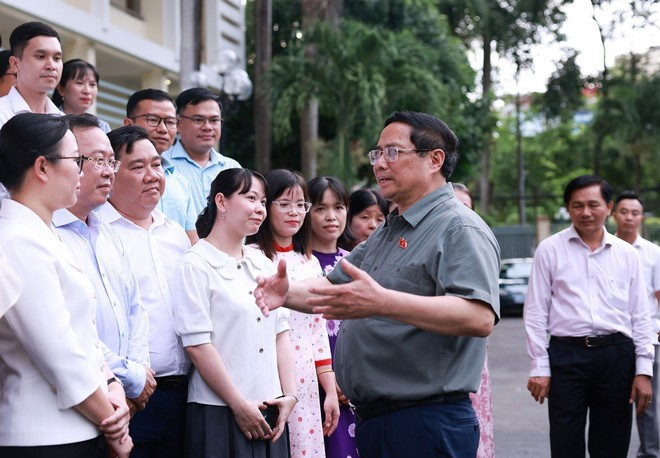 Prime Minister Pham Minh Chinh assigns tasks to officials and public employees at the Public Administrative Service Centre of Ninh Kieu ward. (Photo: VNA) Prime Minister Pham Minh Chinh assigns tasks to officials and public employees at the Public Administrative Service Centre of Ninh Kieu ward. (Photo: VNA)