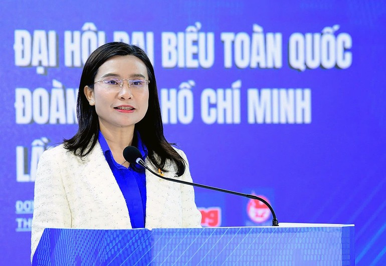 Nguyen Pham Duy Trang delivers remarks at the ceremony.