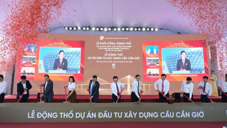 Ho Chi Minh City leaders attend the groundbreaking ceremony for the Can Gio Bridge, opening up new development opportunities towards the sea while preserving the Can Gio Mangrove Biosphere Reserve. (Photo: Huong My)