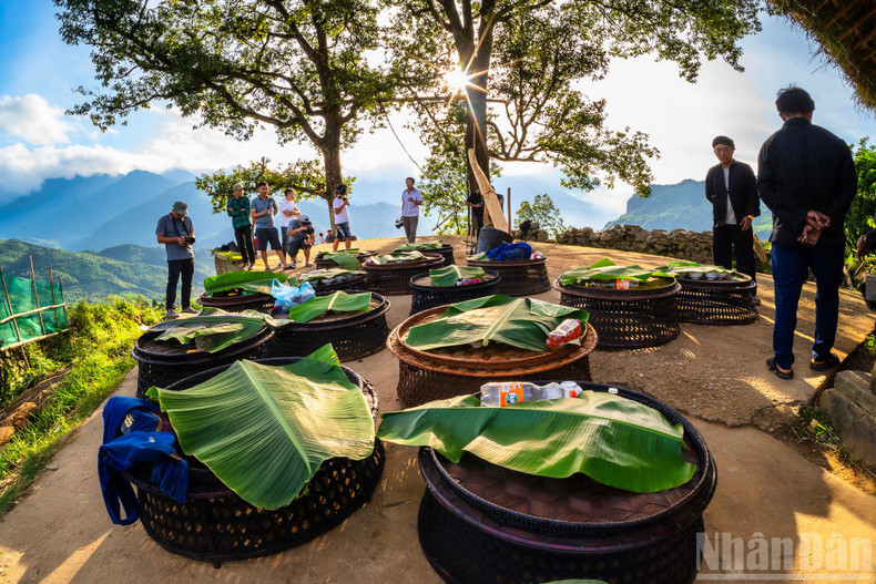 Offerings are brought to the sacred forest – a spiritually significant space in Ha Nhi people’s belief. Offerings are brought to the sacred forest – a spiritually significant space in Ha Nhi people’s belief.
