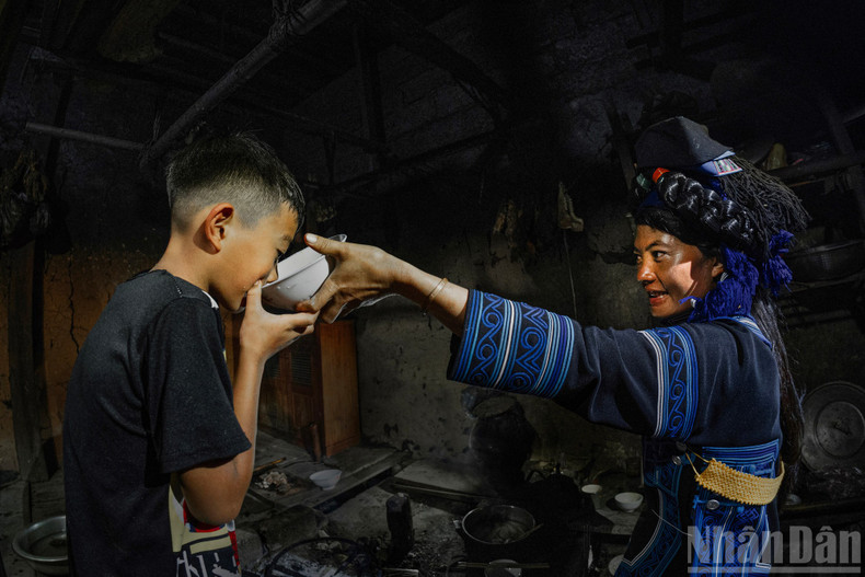 A boy is given sacred water by his mother, symbolising the passing of blessings across generations. A boy is given sacred water by his mother, symbolising the passing of blessings across generations.