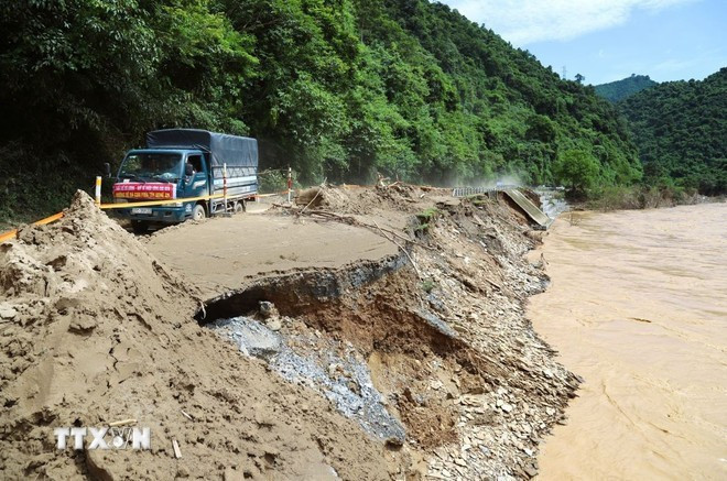 Nghe An: The embankments and protective corridors along National Highway 7 are severely damages and deformed by the Lam River flood. (Photo: VNA) Nghe An: The embankments and protective corridors along National Highway 7 are severely damages and deformed by the Lam River flood. (Photo: VNA)