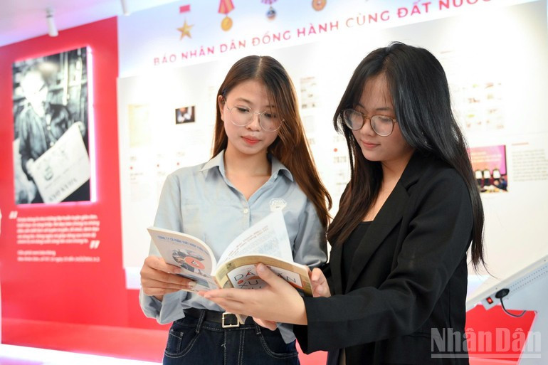 “Milestones and Trends” is a treasured study aid for Hong Ngoc. (Photo: THE DAI) “Milestones and Trends” is a treasured study aid for Hong Ngoc. (Photo: THE DAI)