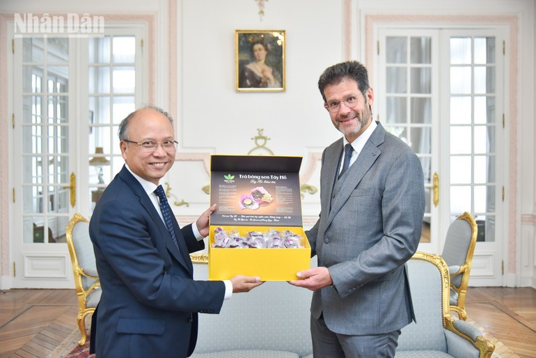 Ambassador Dinh Toan Thang suggests Meuse as a possible venue for the next Viet Nam–France Local Cooperation Conference. (Photo: Minh Duy) Ambassador Dinh Toan Thang suggests Meuse as a possible venue for the next Viet Nam–France Local Cooperation Conference. (Photo: Minh Duy)