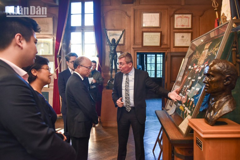 Mayor Samuel Hazard presents medals awarded to Verdun, including the Kim Khanh (Order of Merit of the Empire of Viet Nam). (Photo: Minh Duy) Mayor Samuel Hazard presents medals awarded to Verdun, including the Kim Khanh (Order of Merit of the Empire of Viet Nam). (Photo: Minh Duy)
