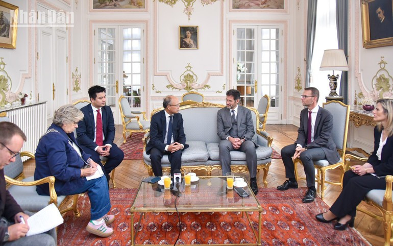 Ambassador Dinh Toan Thang highlights strategic cooperation potential between Viet Nam and France during his meeting with the Prefect of Meuse Province. (Photo: Khai Hoan) Ambassador Dinh Toan Thang highlights strategic cooperation potential between Viet Nam and France during his meeting with the Prefect of Meuse Province. (Photo: Khai Hoan)