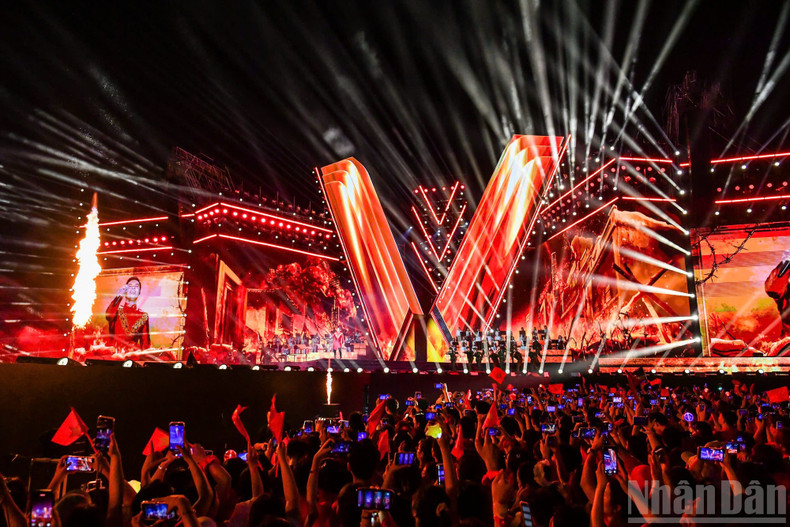 The audiences respond enthusiastically to the spectacular performances by the artists. 17.jpg