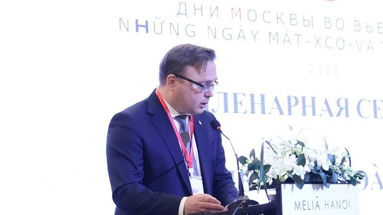 Counsellor at the Russian Embassy in Viet Nam Ivan Nesterov speaks at the forum.