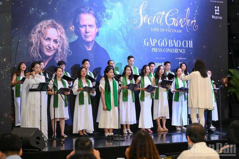 The “Gio Xanh” Choir perform works by Secret Garden. The “Gio Xanh” Choir perform works by Secret Garden.