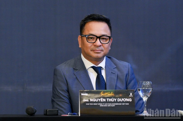 Chairman of IB Group Viet Nam Nguyen Thuy Duong speaks about the concert. Chairman of IB Group Viet Nam Nguyen Thuy Duong speaks about the concert.