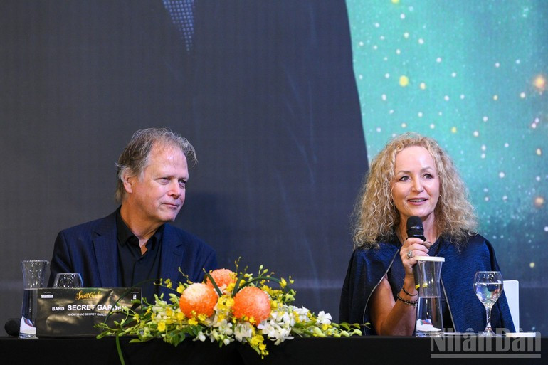 Secret Garden at the press conference. Secret Garden at the press conference.