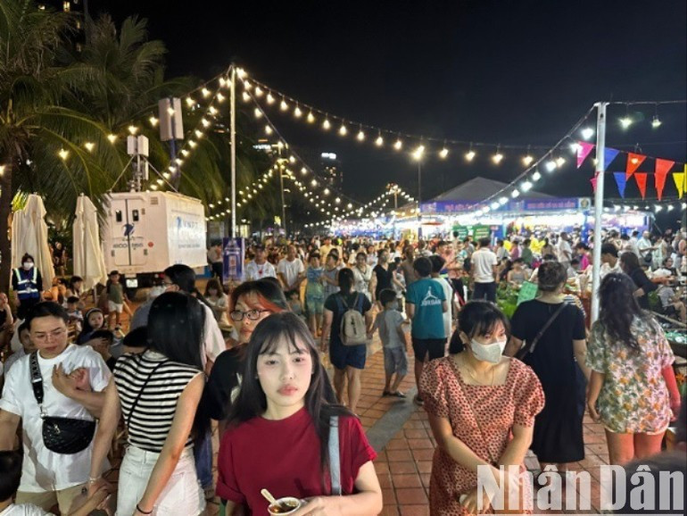 Crowds enjoy the culinary space at Enjoy Da Nang Festival 2025. (Photo: ANH DAO) Crowds enjoy the culinary space at Enjoy Da Nang Festival 2025. (Photo: ANH DAO)