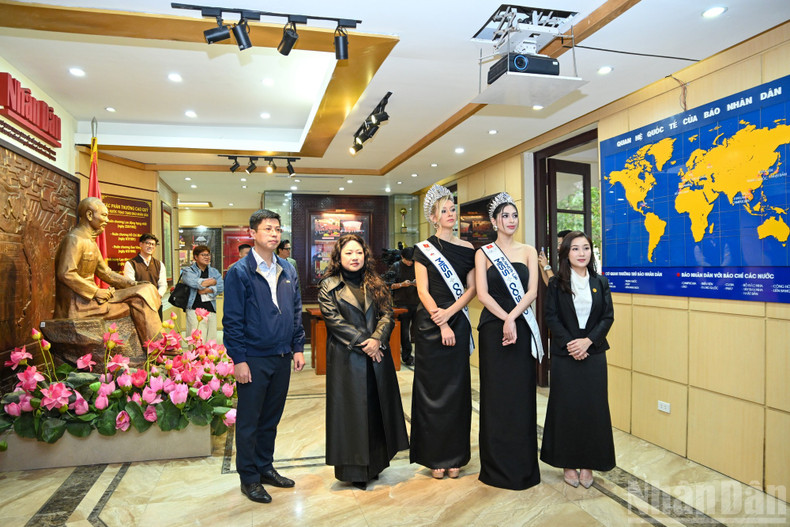 Miss Yolina Lindquist and First Runner-up Chelsea Fernandez visit the Nhan Dan Newspaper’s Traditional House.