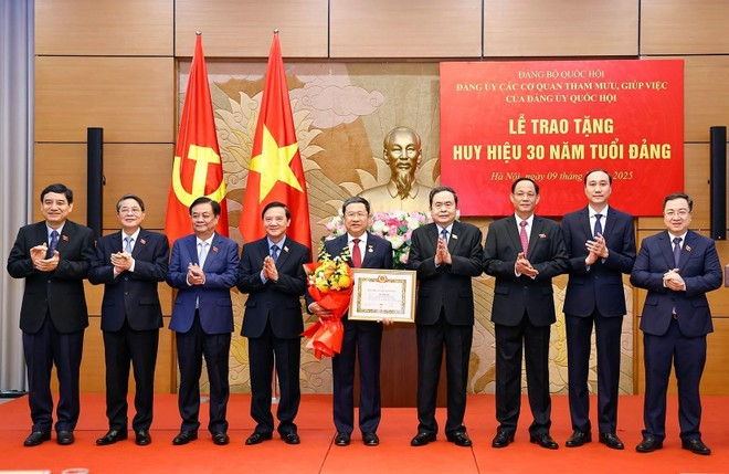 At the cerremony to present a 30-year Party membership badge to Vu Hai Ha, member of the Party Central Committee, Deputy Secretary of the NA Party Committee, Secretary of the Party Committee of advisory and support agencies of the NA Party Committee, and member of the NA Standing Committee, at a ceremony on July 9. (Photo: VNA) At the cerremony to present a 30-year Party membership badge to Vu Hai Ha, member of the Party Central Committee, Deputy Secretary of the NA Party Committee, Secretary of the Party Committee of advisory and support agencies of the NA Party Committee, and member of the NA Standing Committee, at a ceremony on July 9. (Photo: VNA)