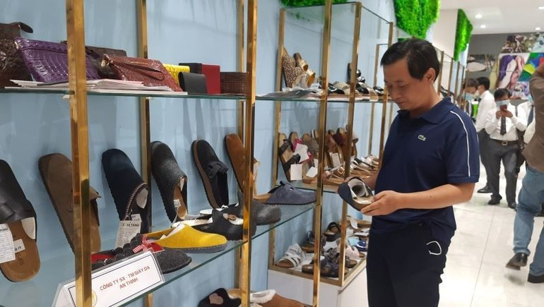 Leather and footwear companies showcase their products at the ITPC showroom in Ho Chi Minh City. Leather and footwear companies showcase their products at the ITPC showroom in Ho Chi Minh City.