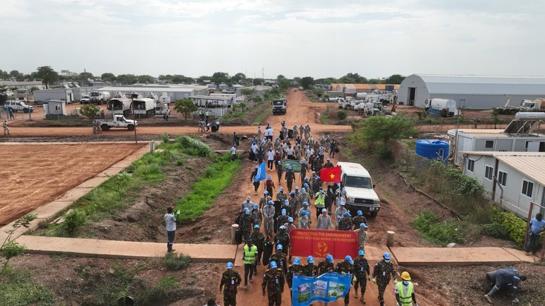 Hundreds of international staff members join the event, embodying solidarity and global responsibility for the environment. Hundreds of international staff members join the event, embodying solidarity and global responsibility for the environment.